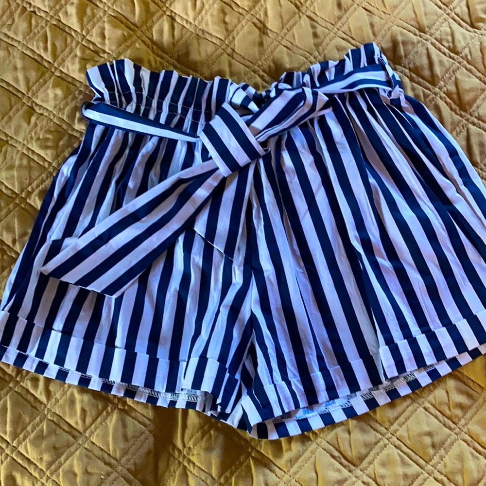 White/navy stripe paperbag shorts. No tag but I’d say Small. 3 inch in seam.
